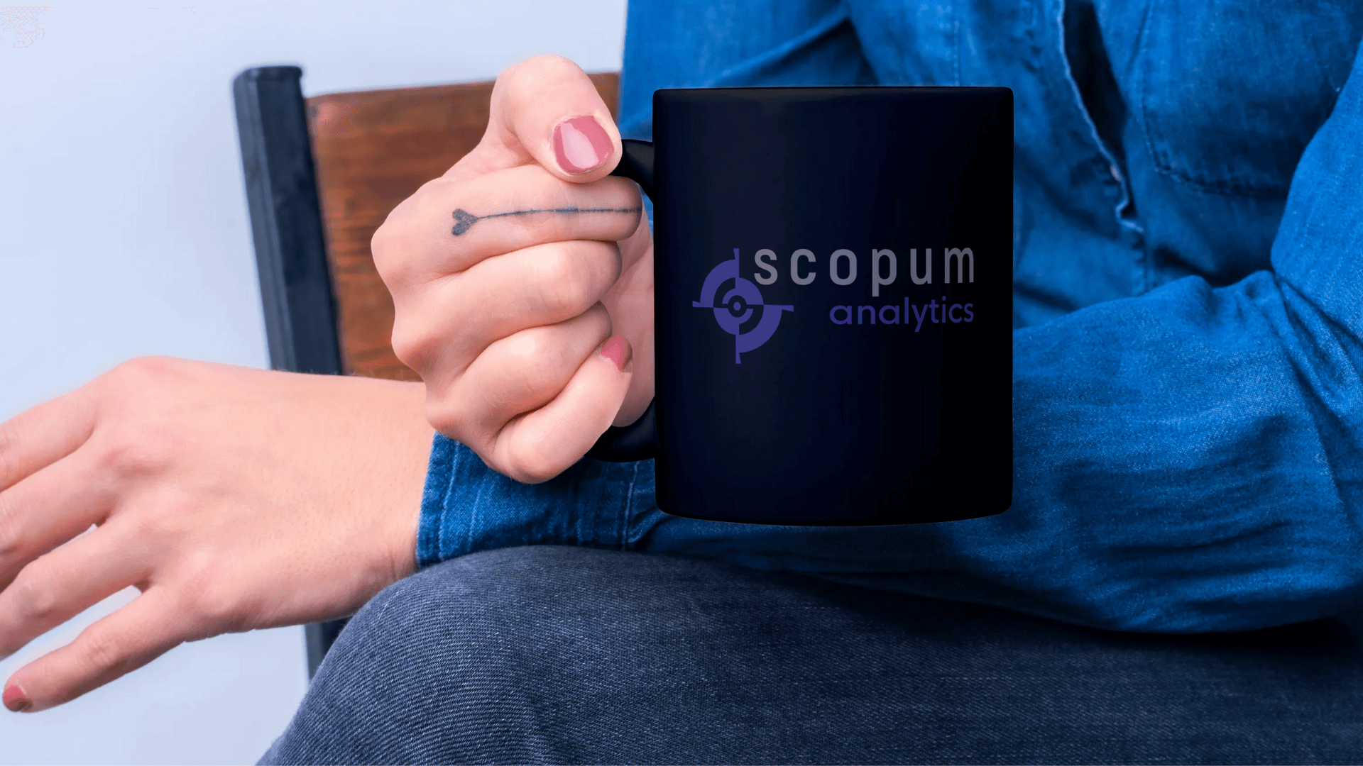 caneca com a marca Scopum Analytics