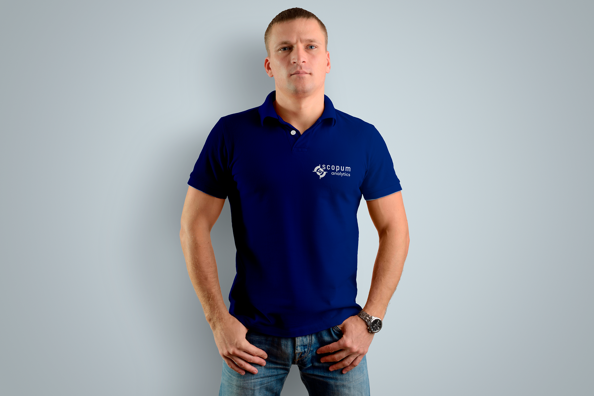 homem usando camisa polo azul com o logo da scopum na cor branca