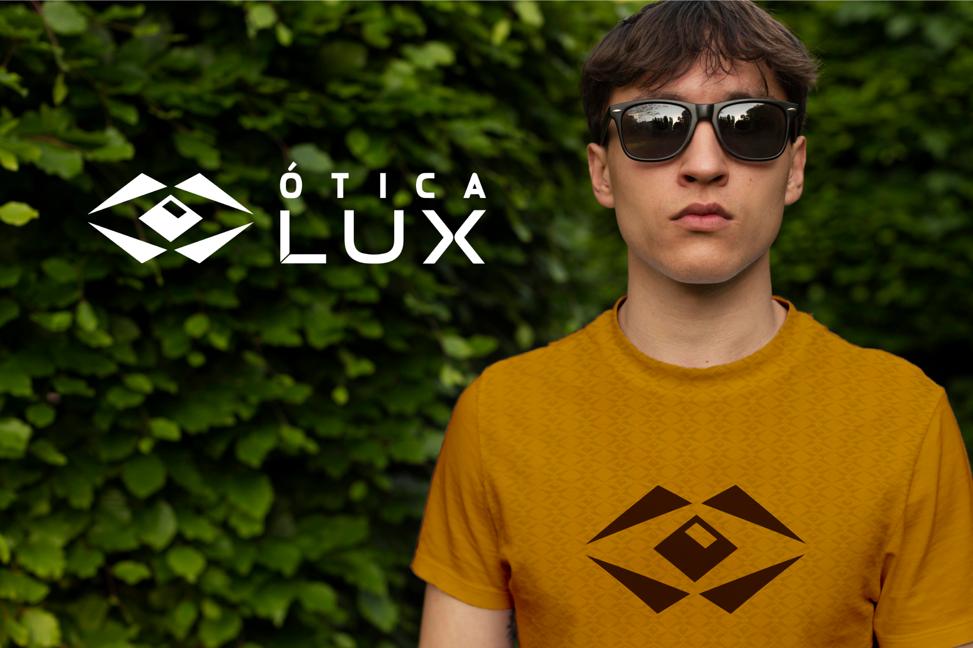 Homem usando óculos escuros e camisa amarela com o logo da ótica lux em preto